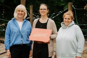 3 Mitarbeiterinnen aus der Kita mit der Plakette